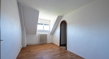 Secteur Gourdon. Spacieuse Maison de ville et annexe sur 3097 m² paysagers
