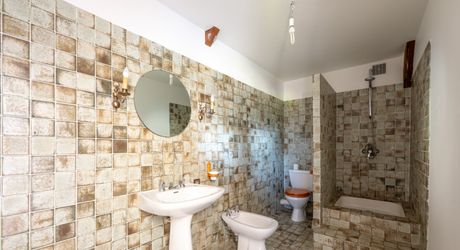 Secteur Gourdon. Spacieuse Maison de ville et annexe sur 3097 m² paysagers