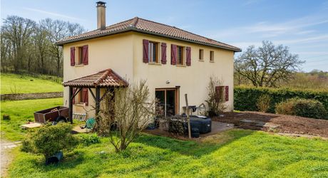 Secteur Sarlat - Grande et lumineuse Maison 5 chambres au calme sur 4177 m² avec piscine