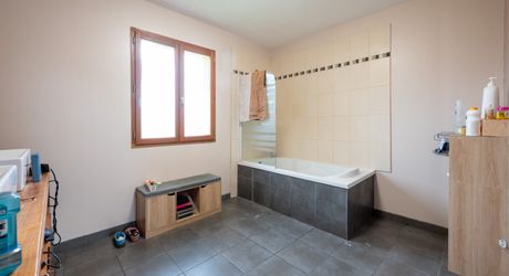 Secteur Sarlat - Grande et lumineuse Maison 5 chambres au calme sur 4177 m² avec piscine