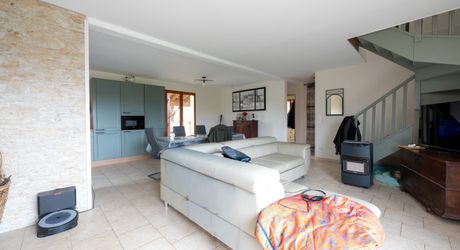 Secteur Sarlat - Grande et lumineuse Maison 5 chambres au calme sur 4177 m² avec piscine