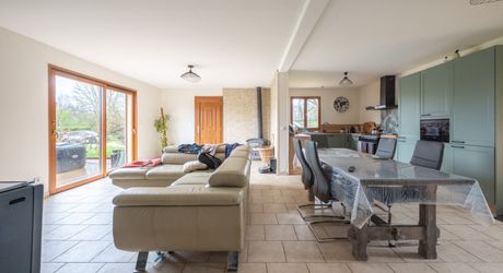 Secteur Sarlat - Grande et lumineuse Maison 5 chambres au calme sur 4177 m² avec piscine