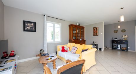 Secteur Gourdon - Agréable et lumineuse Maison de plain pied avec double garage, piscine sur 1998 m² clos 