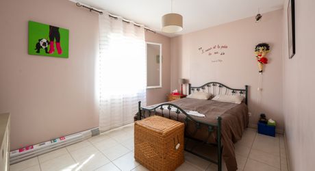 Secteur Gourdon - Agréable et lumineuse Maison de plain pied avec double garage, piscine sur 1998 m² clos 