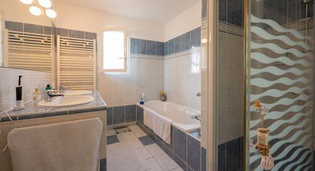 Secteur Gourdon - Agréable et lumineuse Maison de plain pied avec double garage, piscine sur 1998 m² clos 