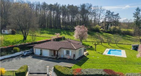 Secteur Gourdon - Agréable et lumineuse Maison de plain pied avec double garage, piscine sur 1998 m² clos 