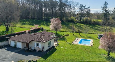 Secteur Gourdon - Agréable et lumineuse Maison de plain pied avec double garage, piscine sur 1998 m² clos 