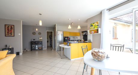 Secteur Gourdon - Agréable et lumineuse Maison de plain pied avec double garage, piscine sur 1998 m² clos 