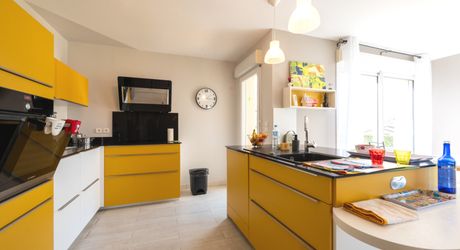 Secteur Gourdon - Agréable et lumineuse Maison de plain pied avec double garage, piscine sur 1998 m² clos 