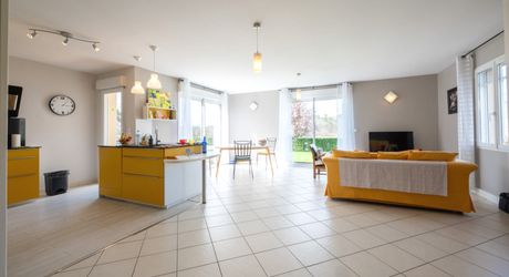 Secteur Gourdon - Agréable et lumineuse Maison de plain pied avec double garage, piscine sur 1998 m² clos 