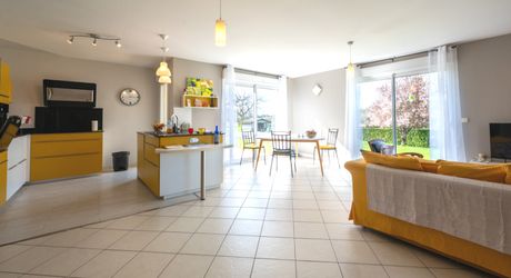 Secteur Gourdon - Agréable et lumineuse Maison de plain pied avec double garage, piscine sur 1998 m² clos 