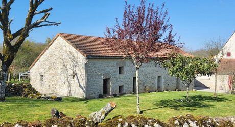 Secteur Gourdon - Belle propriété en pierre rénovée avec dépendances au calme sur 3260 m² arborés