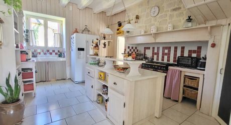 Secteur Gourdon - Belle propriété en pierre rénovée avec dépendances au calme sur 3260 m² arborés