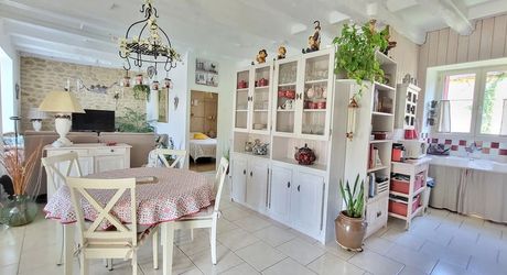 Secteur Gourdon - Belle propriété en pierre rénovée avec dépendances au calme sur 3260 m² arborés