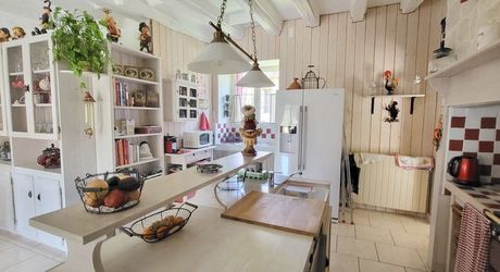 Secteur Gourdon - Belle propriété en pierre rénovée avec dépendances au calme sur 3260 m² arborés