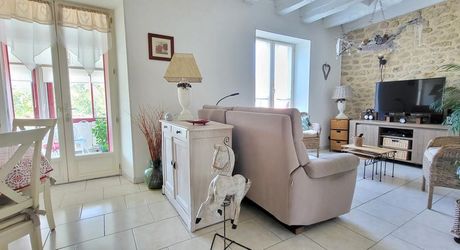 Secteur Gourdon - Belle propriété en pierre rénovée avec dépendances au calme sur 3260 m² arborés