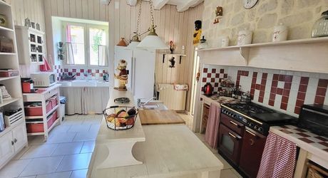 Secteur Gourdon - Belle propriété en pierre rénovée avec dépendances au calme sur 3260 m² arborés