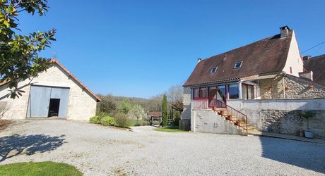 Secteur Gourdon - Belle propriété en pierre rénovée avec dépendances au calme sur 3260 m² arborés