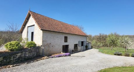 Secteur Gourdon - Belle propriété en pierre rénovée avec dépendances au calme sur 3260 m² arborés