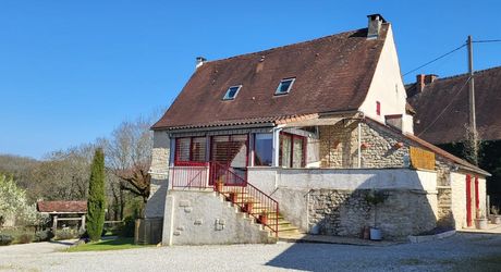 Secteur Gourdon - Belle propriété en pierre rénovée avec dépendances au calme sur 3260 m² arborés