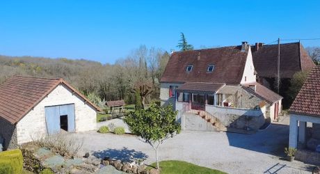 Secteur Gourdon - Belle propriété en pierre rénovée avec dépendances au calme sur 3260 m² arborés