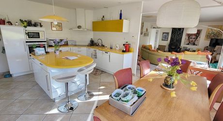 SECTEUR GOURDON - Au calme, Agréable Maison de plain-pied avec dépendance, garage sur 2500 m² arborés