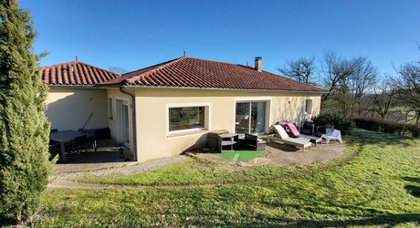 SECTEUR GOURDON - Au calme, Agréable Maison de plain-pied avec dépendance, garage sur 2500 m² arborés