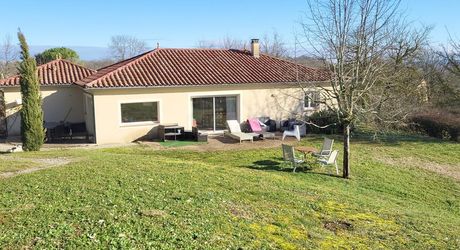 SECTEUR GOURDON - Au calme, Agréable Maison de plain-pied avec dépendance, garage sur 2500 m² arborés