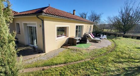 SECTEUR GOURDON - Au calme, Agréable Maison de plain-pied avec dépendance, garage sur 2500 m² arborés