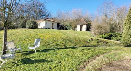 SECTEUR GOURDON - Au calme, Agréable Maison de plain-pied avec dépendance, garage sur 2500 m² arborés