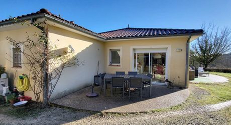 SECTEUR GOURDON - Au calme, Agréable Maison de plain-pied avec dépendance, garage sur 2500 m² arborés