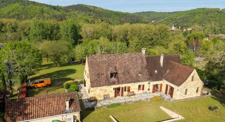 EXCLUSIVITE - Secteur SARLAT - Belle propriété de charme en pierre sur 4410 m² arborés en situation dominante
