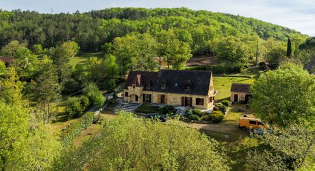 EXCLUSIVITE - Secteur SARLAT - Belle propriété de charme en pierre sur 4410 m² arborés en situation dominante