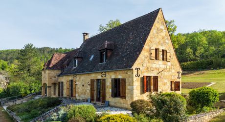 EXCLUSIVITE - Secteur SARLAT - Belle propriété de charme en pierre sur 4410 m² arborés en situation dominante