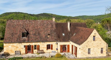 EXCLUSIVITE - Secteur SARLAT - Belle propriété de charme en pierre sur 4410 m² arborés en situation dominante