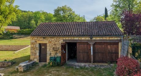 EXCLUSIVITE - Secteur SARLAT - Belle propriété de charme en pierre sur 4410 m² arborés en situation dominante