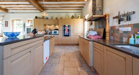 EXCLUSIVITE - Secteur SARLAT - Belle propriété de charme en pierre sur 4410 m² arborés en situation dominante