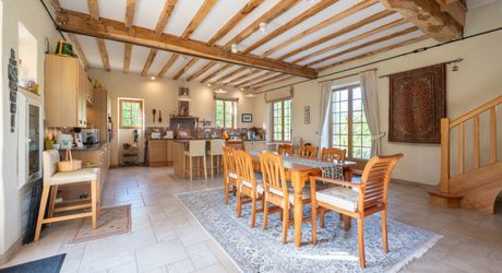 EXCLUSIVITE - Secteur SARLAT - Belle propriété de charme en pierre sur 4410 m² arborés en situation dominante