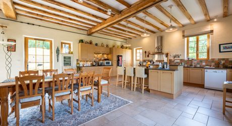 EXCLUSIVITE - Secteur SARLAT - Belle propriété de charme en pierre sur 4410 m² arborés en situation dominante