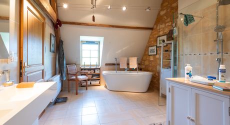 EXCLUSIVITE - Secteur SARLAT - Belle propriété de charme en pierre sur 4410 m² arborés en situation dominante