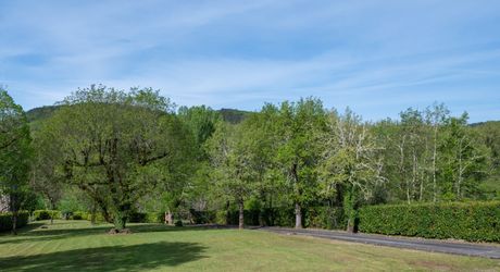 EXCLUSIVITE - Secteur SARLAT - Belle propriété de charme en pierre sur 4410 m² arborés en situation dominante
