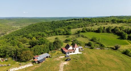 EXCLUSIVITE - Secteur GOURDON - Maison atypique dans un environnement privilégié avec vue imprenanble sur 1ha2 boisés 