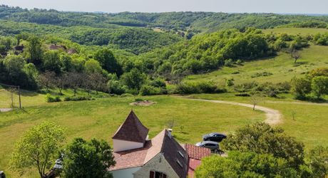 EXCLUSIVITE - Secteur GOURDON - Maison atypique dans un environnement privilégié avec vue imprenanble sur 1ha2 boisés 