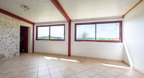 EXCLUSIVITE - Secteur GOURDON - Maison atypique dans un environnement privilégié avec vue imprenanble sur 1ha2 boisés 