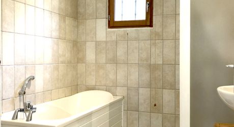 Exclusivité - Secteur Sarlat - Maison de plain pied avec piscine sur 1500 m2 arborés 