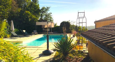 Exclusivité - Secteur Sarlat - Maison de plain pied avec piscine sur 1500 m2 arborés 