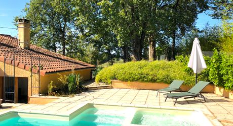 Exclusivité - Secteur Sarlat - Maison de plain pied avec piscine sur 1500 m2 arborés 
