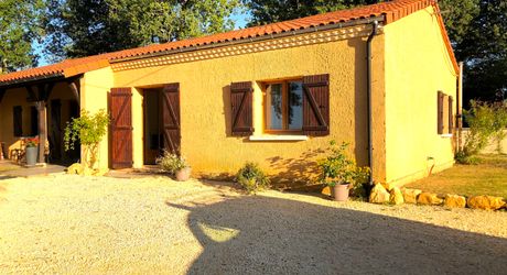 Exclusivité - Secteur Sarlat - Maison de plain pied avec piscine sur 1500 m2 arborés 
