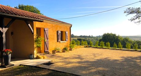 Exclusivité - Secteur Sarlat - Maison de plain pied avec piscine sur 1500 m2 arborés 