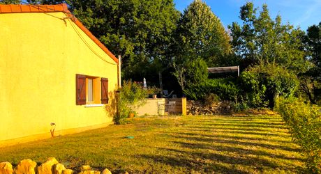 Exclusivité - Secteur Sarlat - Maison de plain pied avec piscine sur 1500 m2 arborés 